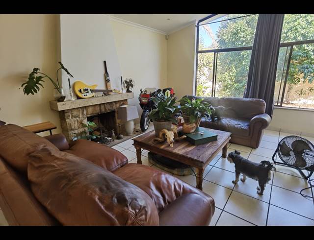3 BEDROOM FREESTANDING TO LET IN STRAND CENTRAL